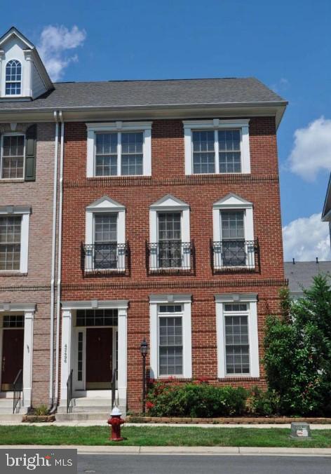 view of front facade featuring brick siding
