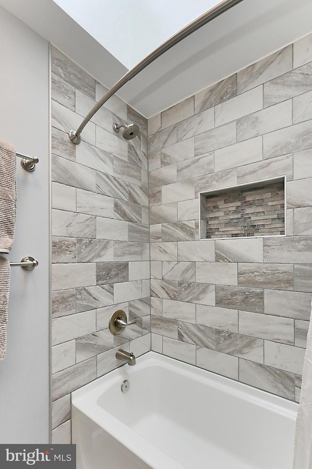 bathroom with tub / shower combination