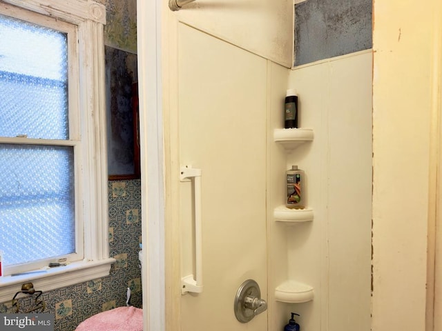 911 E King St, Lancaster, PA 17602 - bathroom featuring wallpapered walls