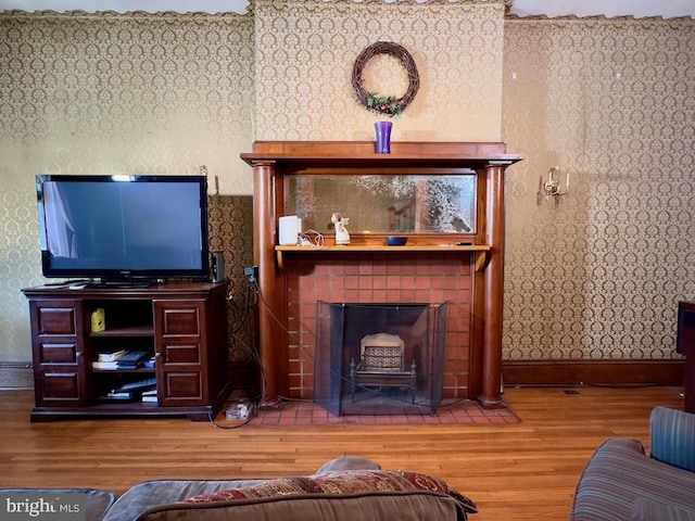 911 E King St, Lancaster, PA 17602 - living room with wood finished floors, wallpapered walls, and baseboards