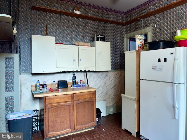 911 E King St, Lancaster, PA 17602 - kitchen with freestanding refrigerator, wallpapered walls, and light countertops