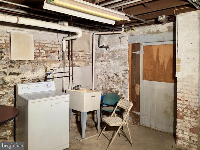 911 E King St, Lancaster, PA 17602 - clothes washing area featuring washer / dryer