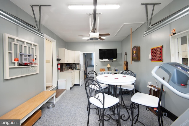 dining area featuring washer and clothes dryer and ceiling fan