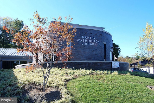 community sign featuring a lawn