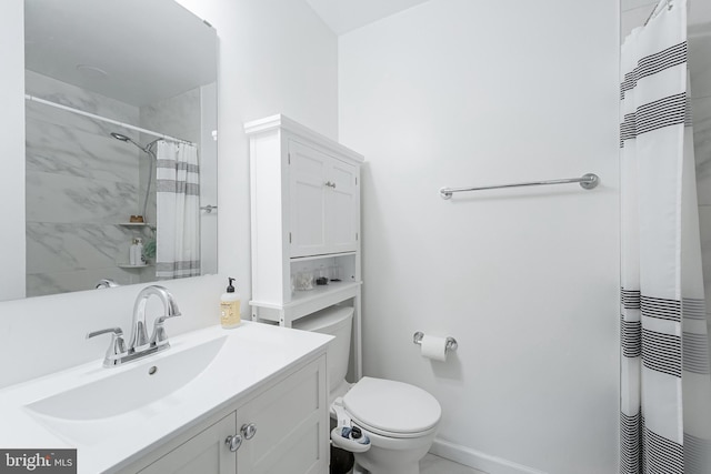 bathroom with vanity, toilet, a shower with shower curtain, and baseboards