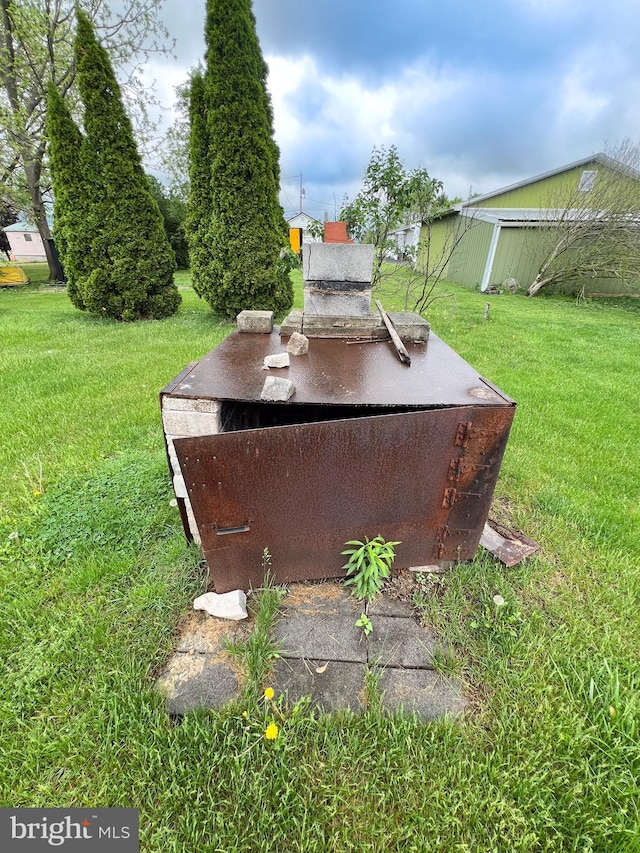 entry to storm shelter featuring a lawn