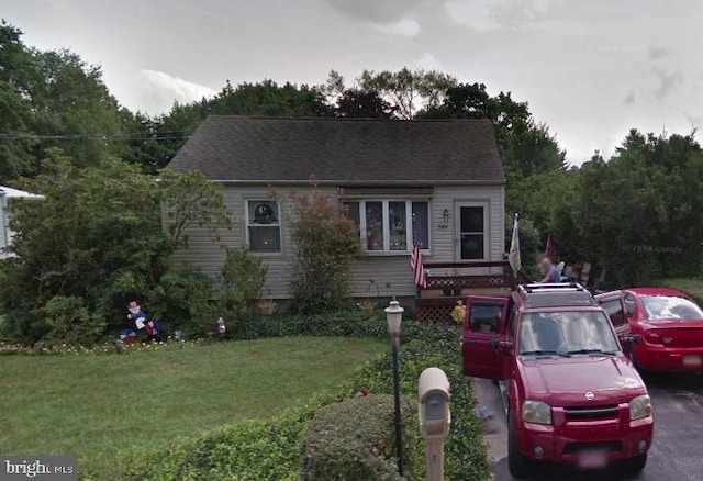 view of front of house with a front yard