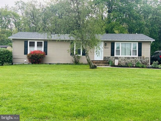 view of front of property with a front lawn