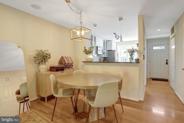 dining area featuring a notable chandelier, recessed lighting, baseboards, visible vents, and light wood-type flooring