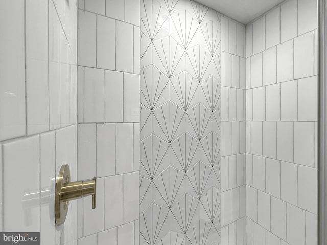 details with a tile shower