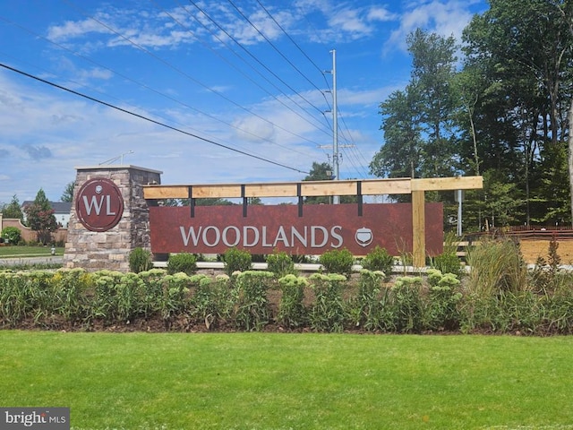 community sign with a lawn