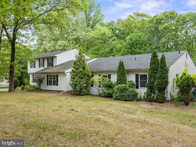 view of front of home featuring a front yard