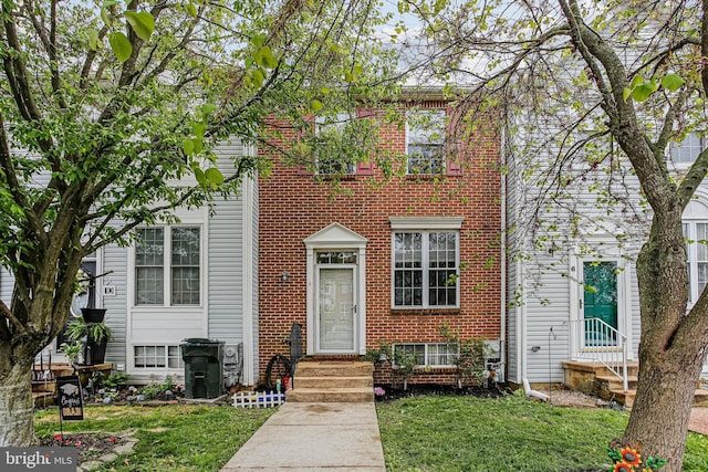 view of front of house with a front lawn