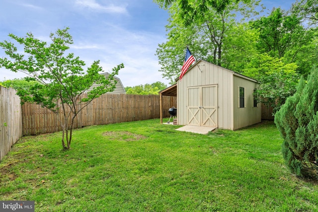 view of yard with an outbuilding and a storage unit
