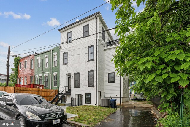 660 Columbia Rd NW, Washington, DC 20001 - view of front of property featuring fence