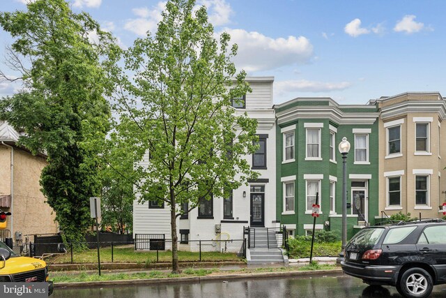 660 Columbia Rd NW, Washington, DC 20001 - multi unit property featuring a fenced front yard