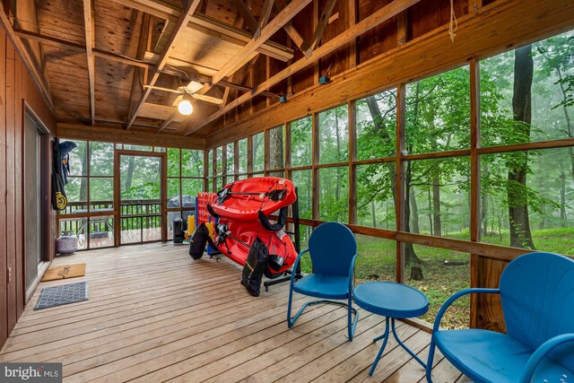 sunroom with ceiling fan