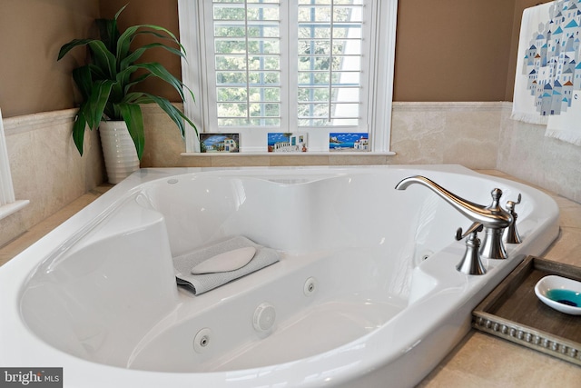 107 Centrenest Ln, Wilmington, DE 19807 - bathroom featuring a jetted tub