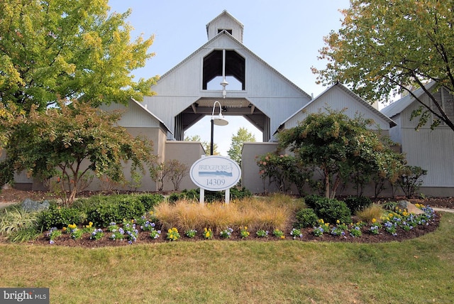community sign featuring a lawn