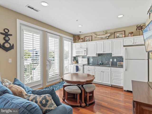 13000 Marina View Ln Unit 25, Ocean City, MD 21842 - living area featuring light wood-style flooring, recessed lighting, and wet bar