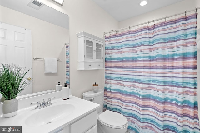full bathroom with toilet, vanity, a shower with shower curtain, and recessed lighting