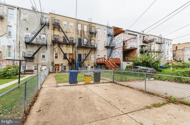 view of front of property featuring fence