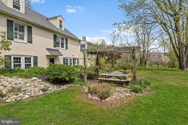 view of yard with a pergola