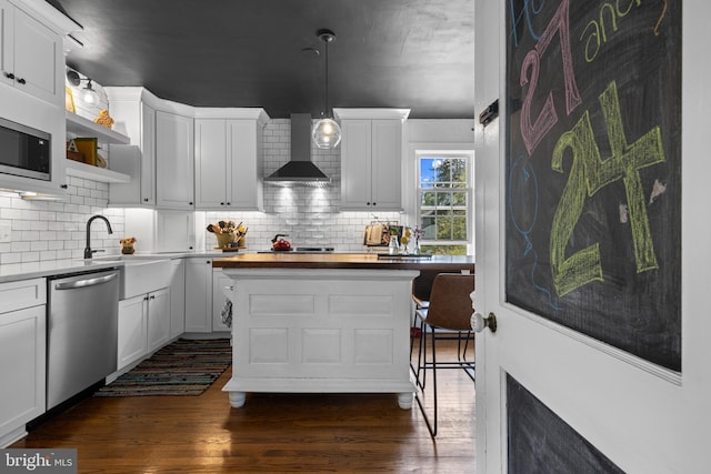 kitchen featuring appliances with stainless steel finishes, dark wood-style floors, and backsplash