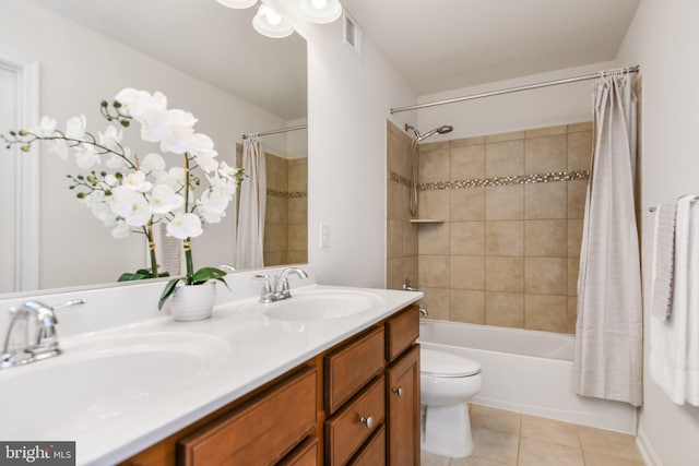 full bath featuring tile patterned flooring, shower / bath combo with shower curtain, double vanity, and toilet