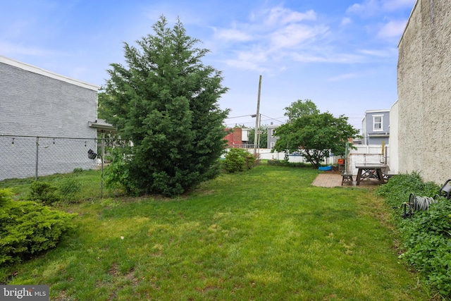 418 Vine St, Camden, NJ 08102 - view of yard with a patio area