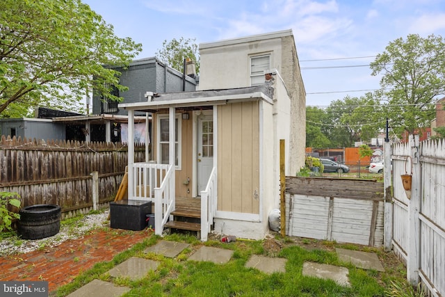 418 Vine St, Camden, NJ 08102 - back of property featuring a fenced backyard