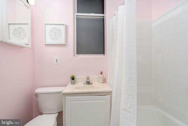 bathroom featuring vanity, toilet, and shower / tub combo