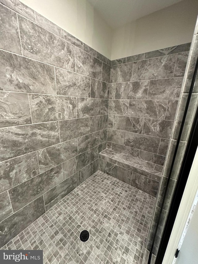 bathroom featuring a tile shower