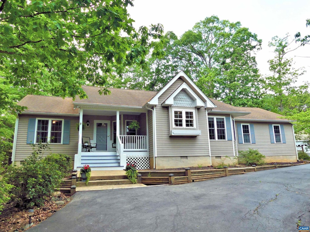 ranch-style home with a porch and crawl space
