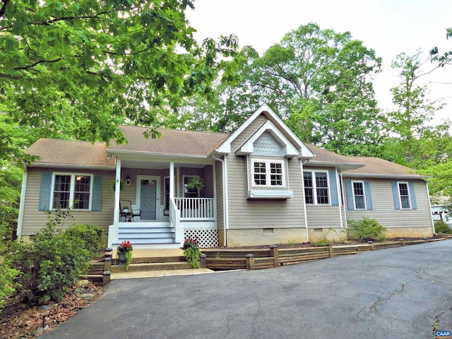 ranch-style home with a porch and crawl space