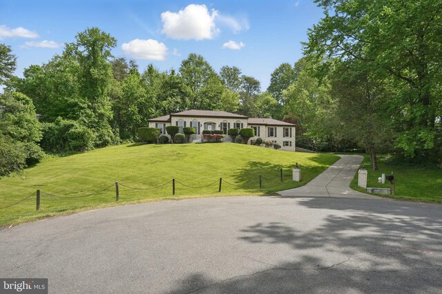 view of front of home featuring a front lawn and fence