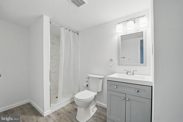 full bath with toilet, baseboards, visible vents, and a stall shower