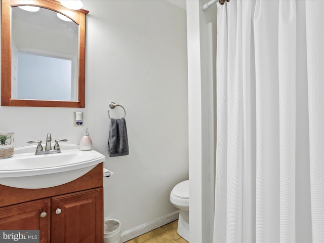 full bath with toilet, vanity, a shower with curtain, tile patterned flooring, and baseboards