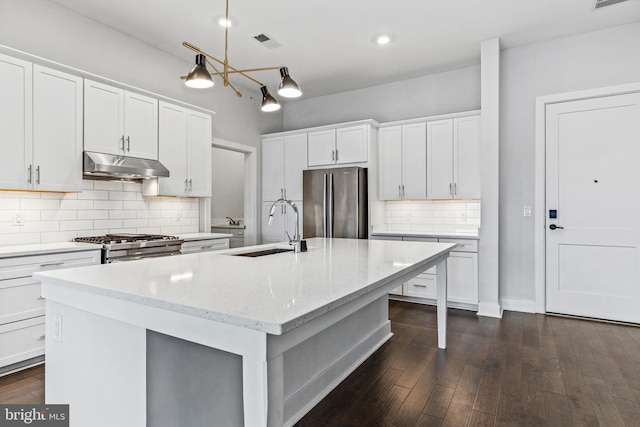 44691 Wellfleet Dr Unit 508, Ashburn, VA 20147 - kitchen featuring under cabinet range hood, freestanding refrigerator, a sink, stove, and a center island with sink