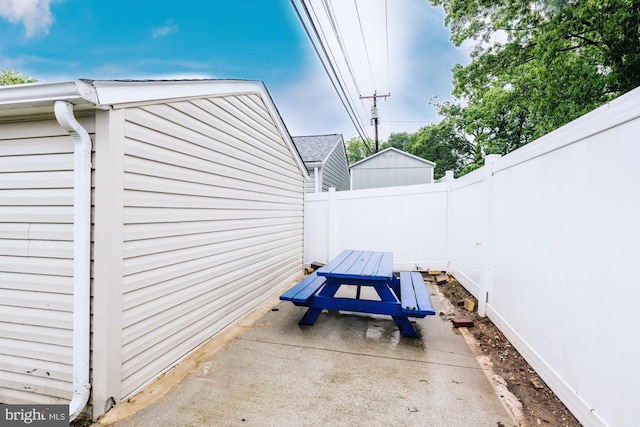 1020 Thomas Rd, Glen Burnie, MD 21060 - fenced backyard featuring a patio area and outdoor dining area