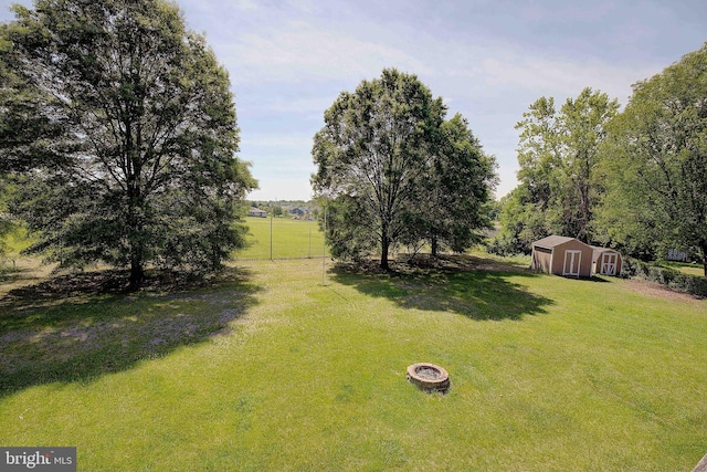 view of grassy yard with an outbuilding