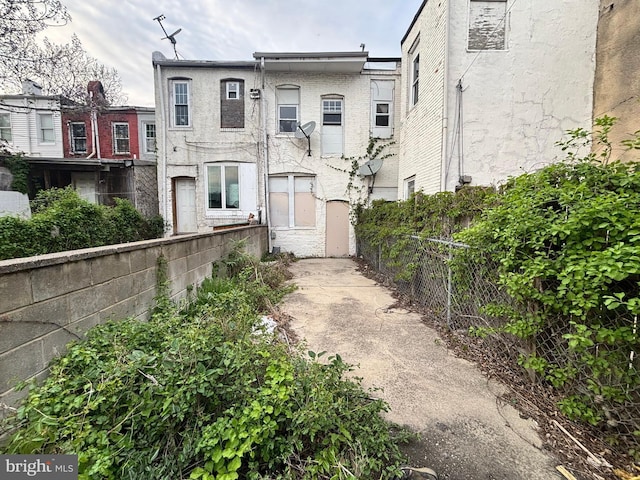 view of front of house featuring fence