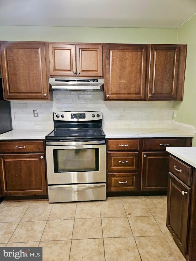 1010 Commanders Way N, Annapolis, MD 21409 - kitchen featuring electric stove, under cabinet range hood, light countertops, and decorative backsplash