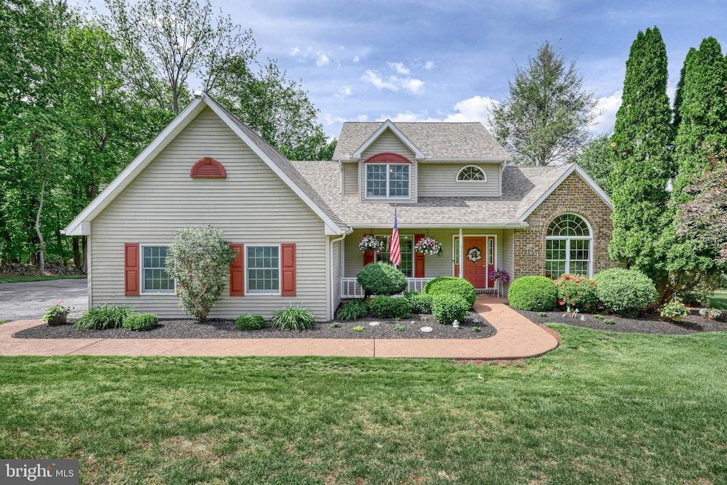 185 Pleasant View Dr, Etters, PA 17319 - traditional home featuring covered porch, a front yard, and a shingled roof