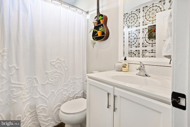 33 Docwill Dr, Barto, PA 19504 - full bath featuring toilet, vanity, and curtained shower