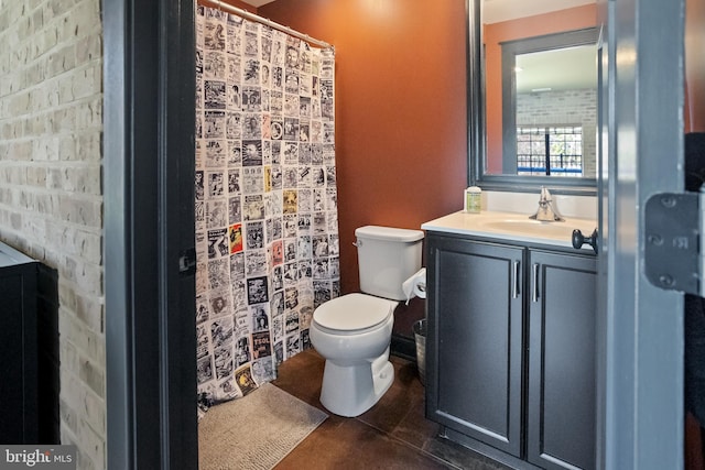 33 Docwill Dr, Barto, PA 19504 - bathroom featuring curtained shower, vanity, and toilet
