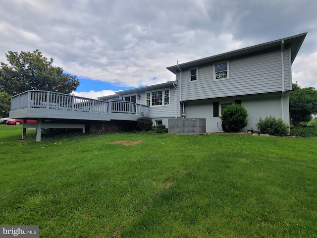 5 Garfield Ct, Gaithersburg, MD 20882 - rear view of property featuring a deck and a lawn