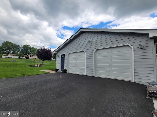 5 Garfield Ct, Gaithersburg, MD 20882 - garage with asphalt driveway