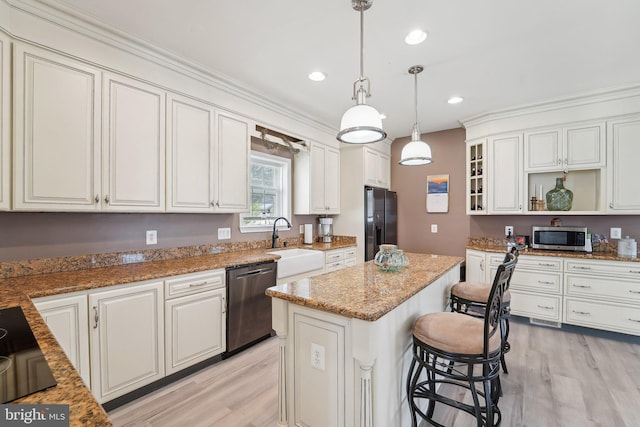 806 209th St, Pasadena, MD 21122 - kitchen featuring appliances with stainless steel finishes, a sink, light wood finished floors, a kitchen island, and recessed lighting