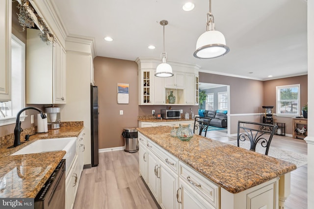 806 209th St, Pasadena, MD 21122 - kitchen featuring stainless steel appliances, a sink, baseboards, light wood finished floors, and recessed lighting